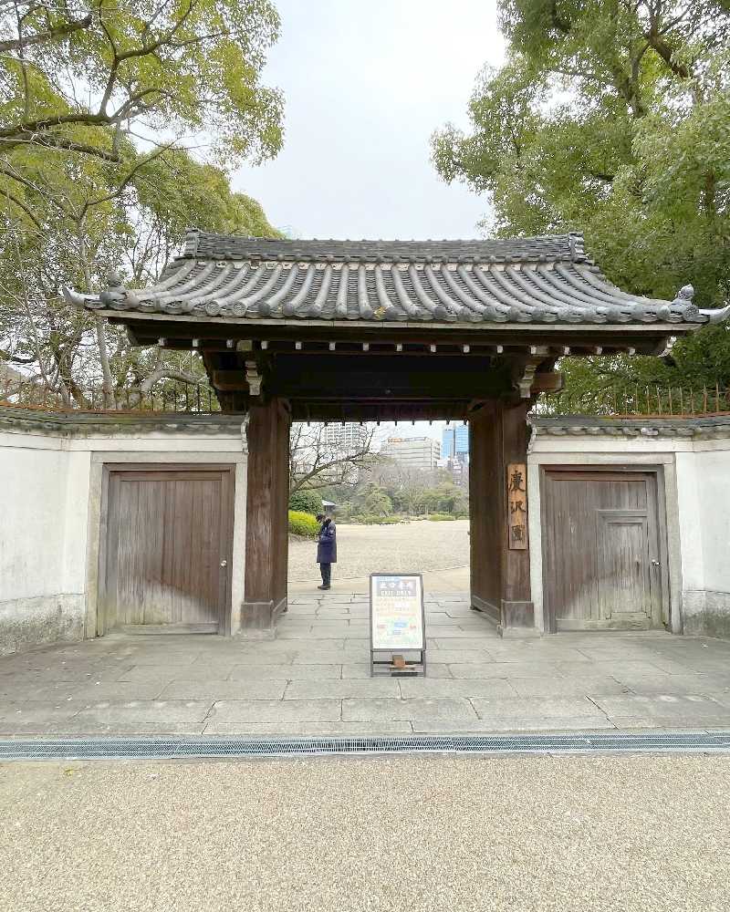 階段を上れば慶沢園北門