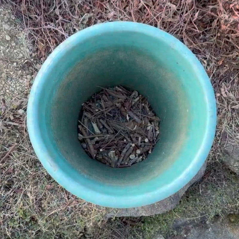 5cmに裁断した枯れ枝をプランターの底に5cm敷く