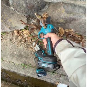 壁際の電動剪定ハサミで楽々裁断