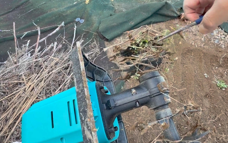 草が絡んだらラジオペンチで安全に除去する