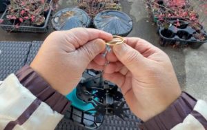 ピンは、片側に180度、反対側に150度曲がる。180度曲がる側で固定する