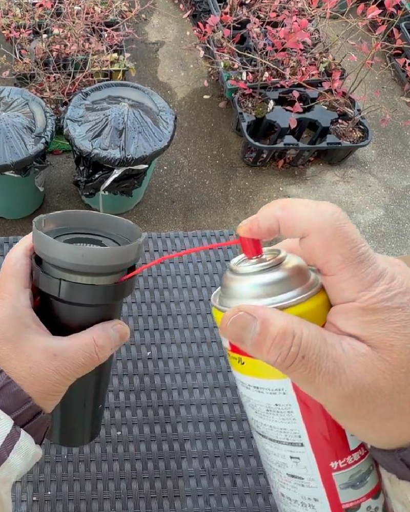 クレ556を集塵アダプターとブロワーアダプターの間に吹き付け