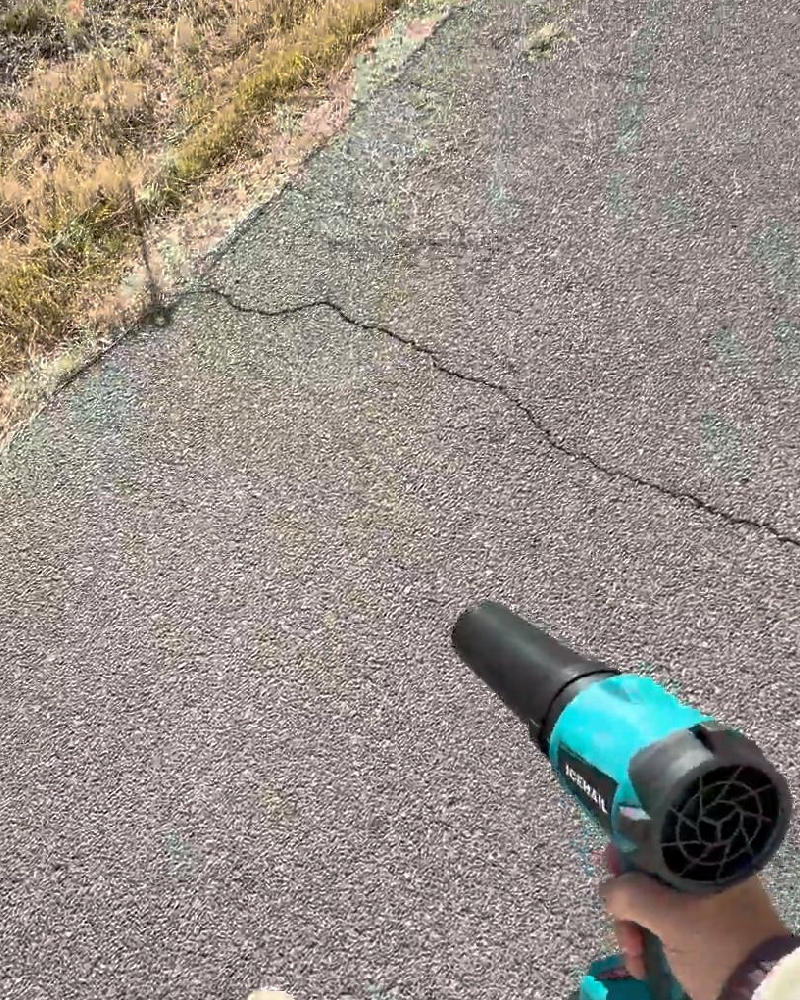 草刈り後の道路清掃