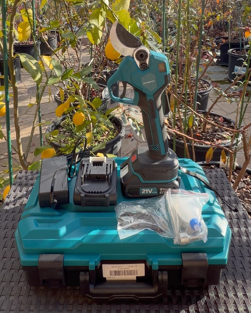 電動剪定ハサミ 開梱と付属品 全景